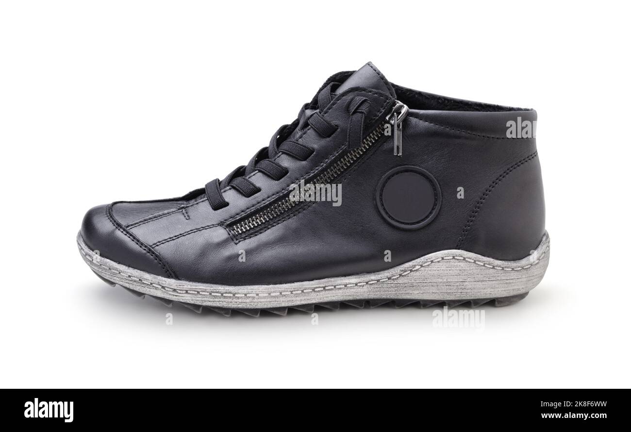 Scarpe in pelle demi-season da donna isolate sul bianco. Foto Stock