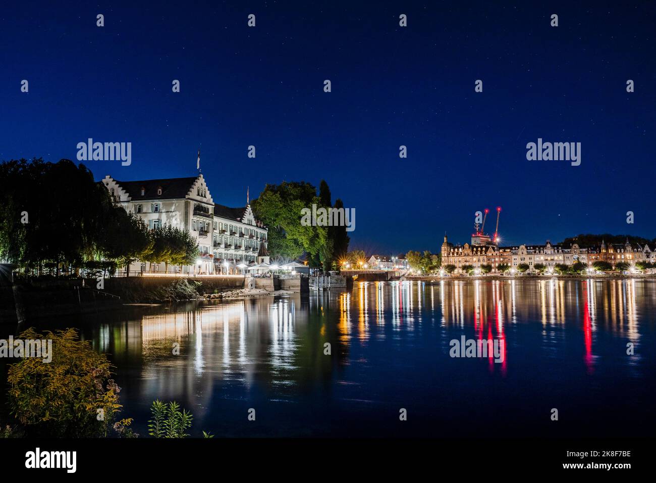 Germania, Baden-Wurttemberg, Konstanz, riva del lago di Costanza di notte con le luci della città sullo sfondo Foto Stock
