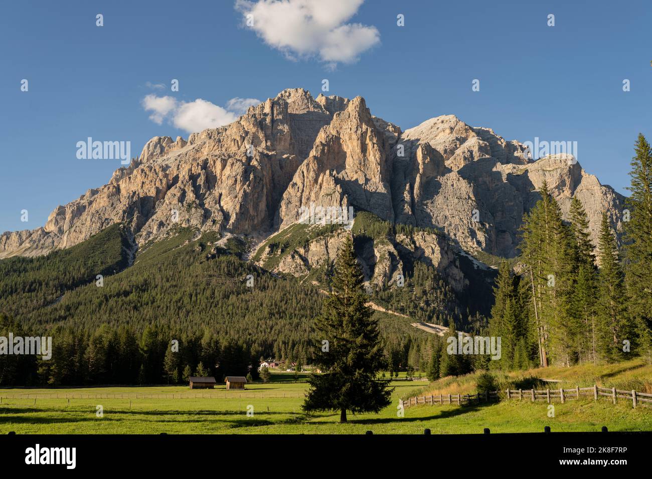 Maestose montagne rocciose nelle Dolomiti nelle giornate di sole, Italia Foto Stock