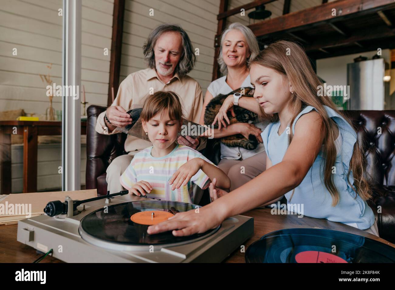 Dischi in Vinile - Music Award con la placca non marcato in una cornice  dorata sulla massa blu Foto stock - Alamy