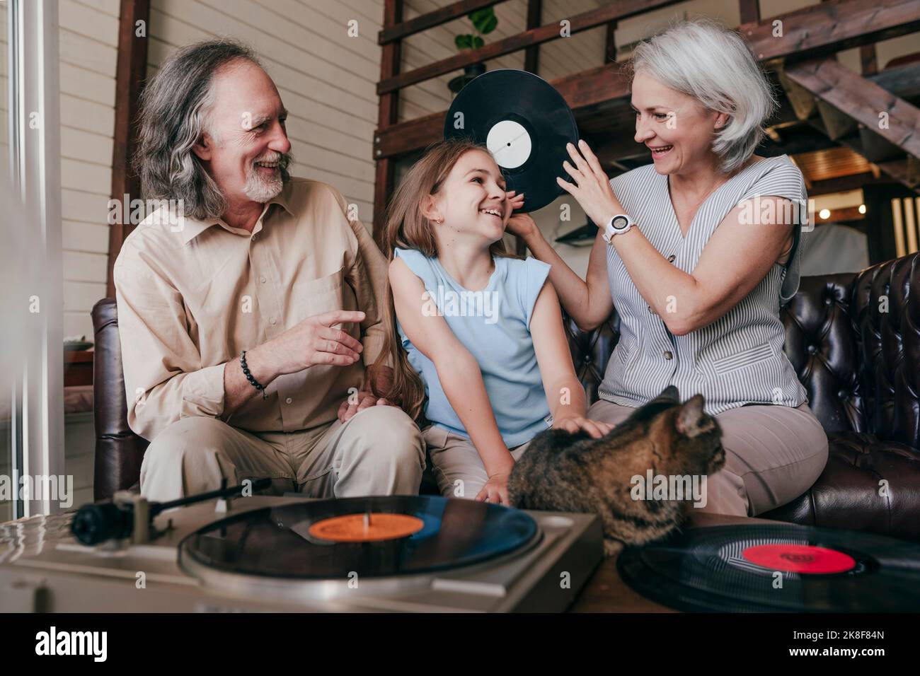 I nonni si divertono con la nonna a casa Foto Stock