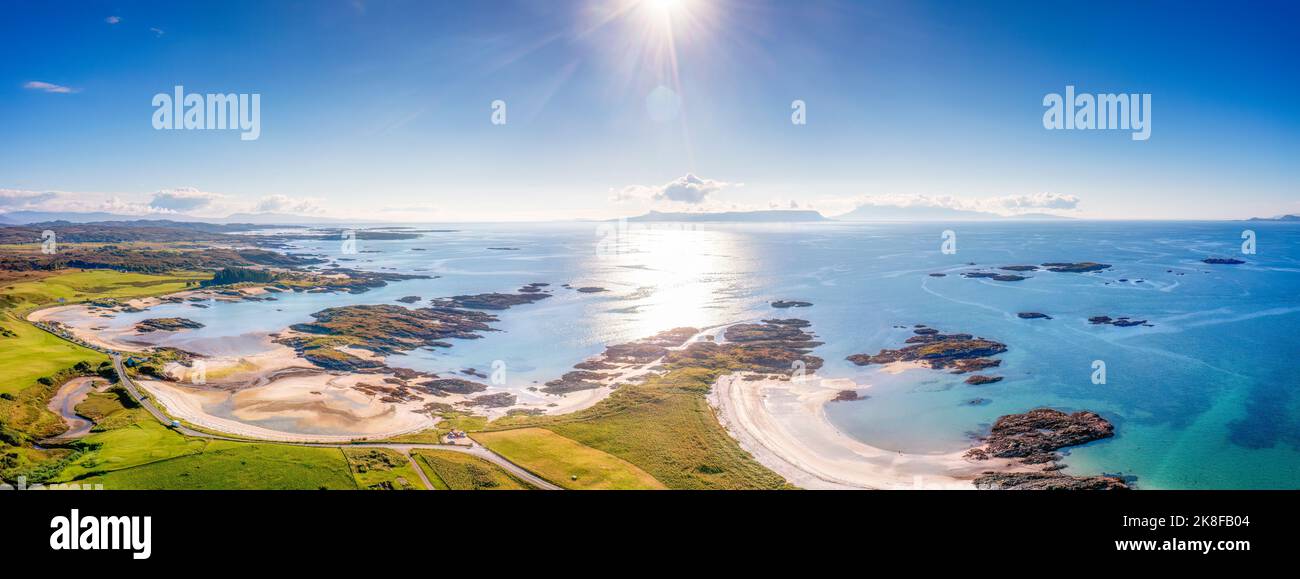 Veduta aerea delle spiagge di Traigh con le isole di Eigg e Rum in un giorno di sole, Scozia Foto Stock