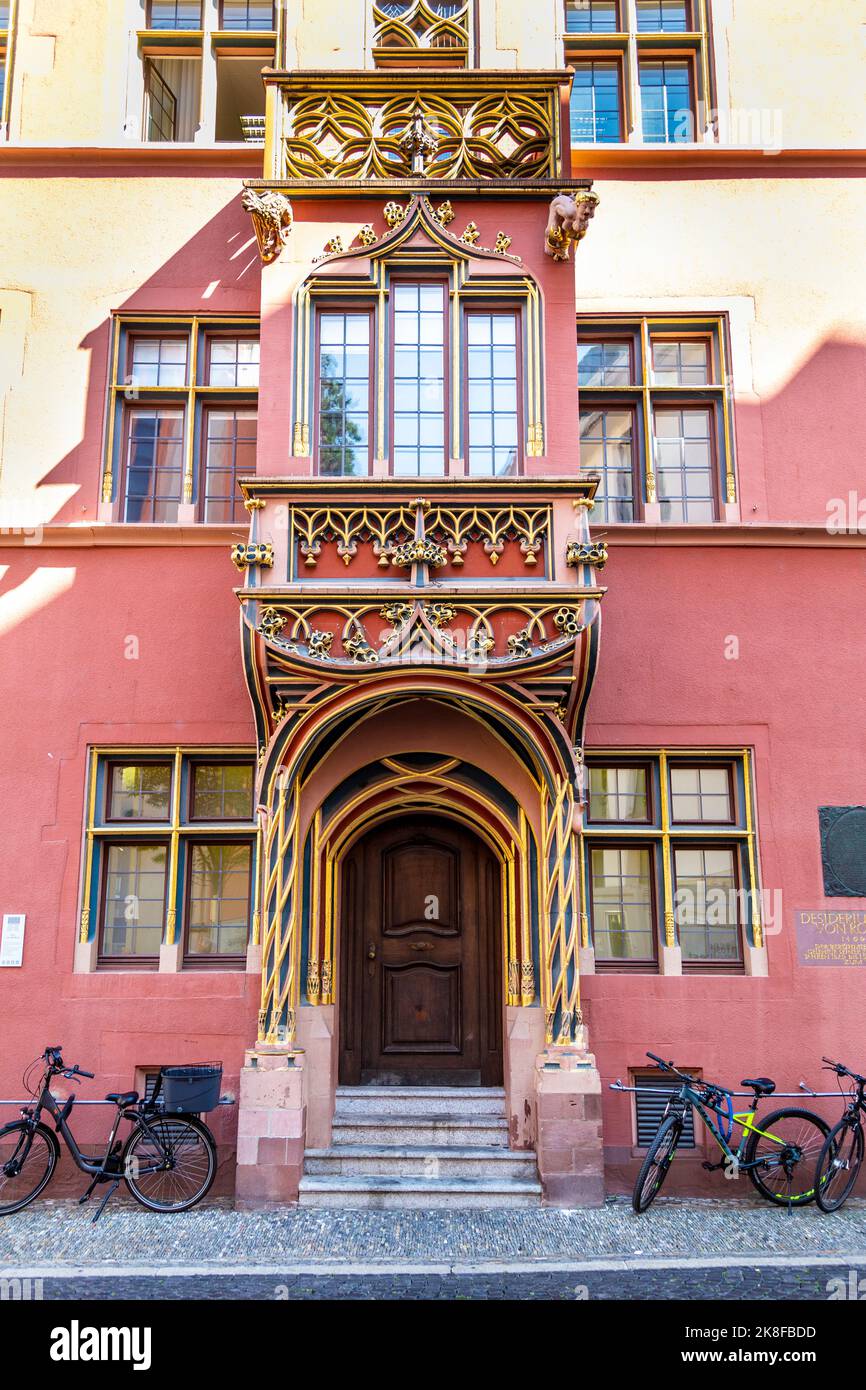 16th ° secolo edificio in stile gotico Haus zum Walfisch (Casa delle balene) a Friburgo in Breisgau, Germania Foto Stock