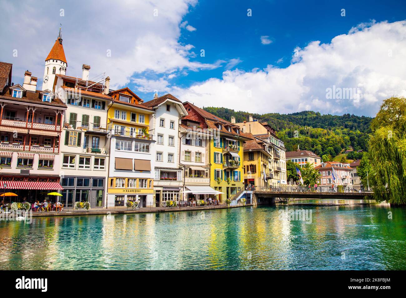 Case sul lungomare lungo il fiume Aare nel centro storico di Thun, in Svizzera Foto Stock