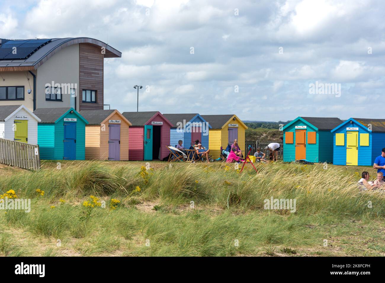 Colourful amble Beach Huts on Little Shore, Harbour Road, amble, Northumberland, Inghilterra, Regno Unito Foto Stock