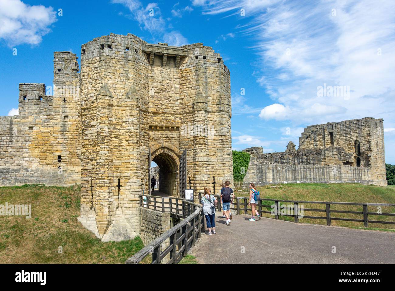 Ingresso al Castello di Warkworth del 12th secolo, Warkworth, Northumberland, Inghilterra, Regno Unito Foto Stock