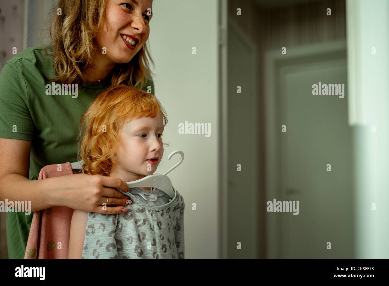 Madre e figlia che scelgono l'abito a casa Foto Stock
