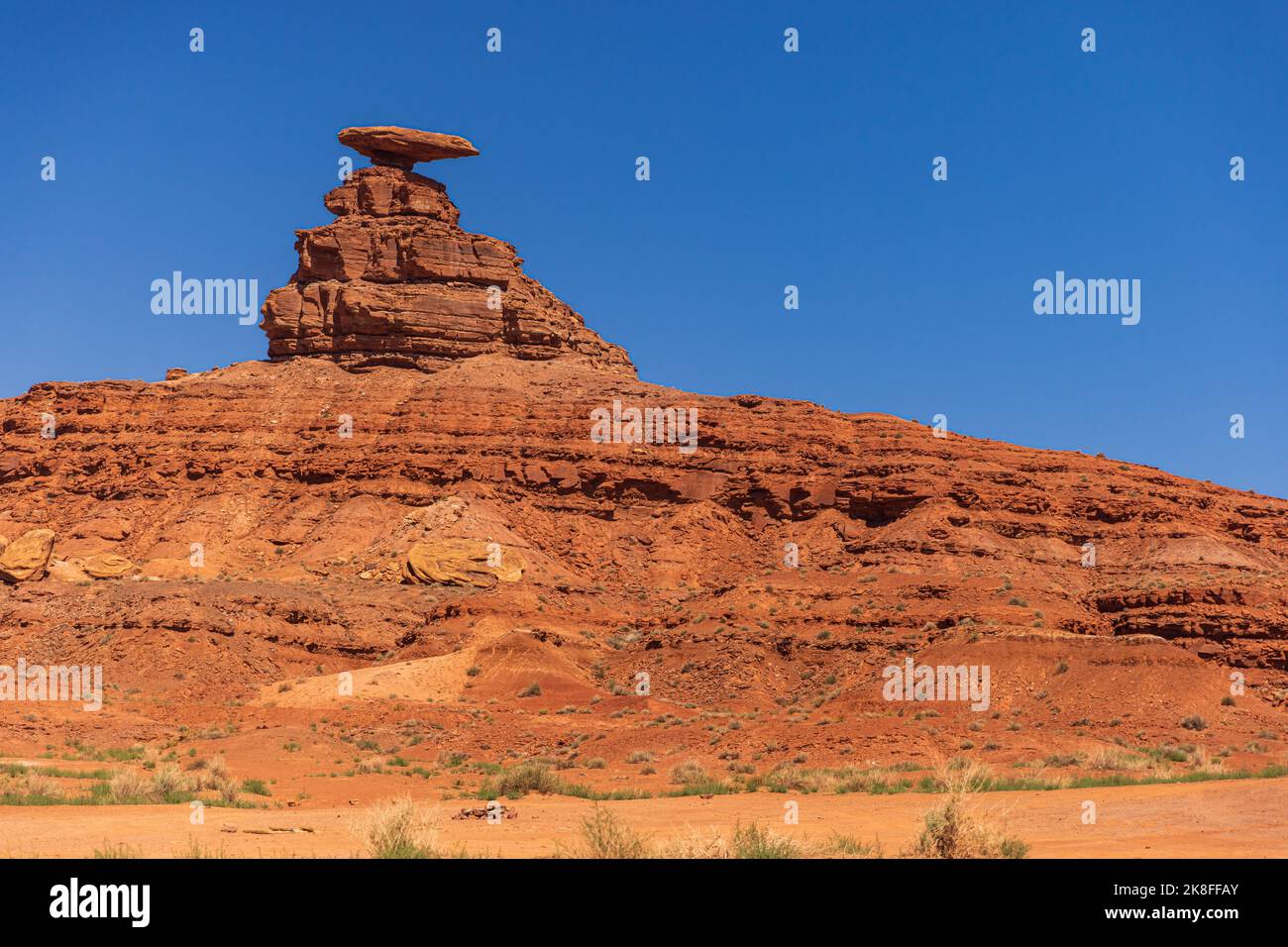 Famoso Rock Mexican Hat vicino al villaggio di Mexican Hat vicino alla Monument Valley, Utah, USA Foto Stock