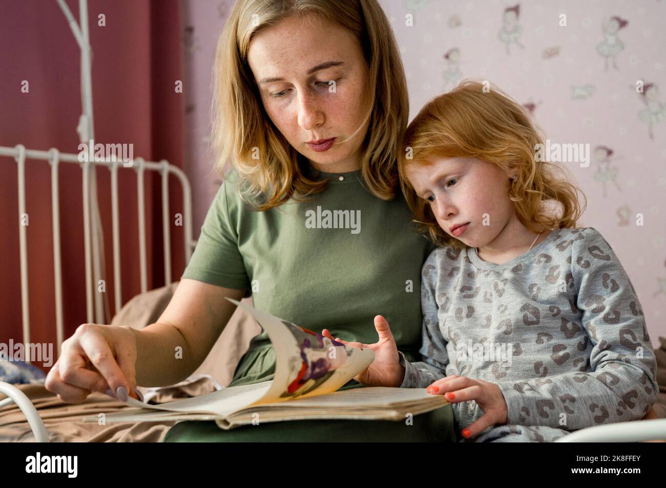 Libro di lettura della madre a figlia nel paese Foto Stock