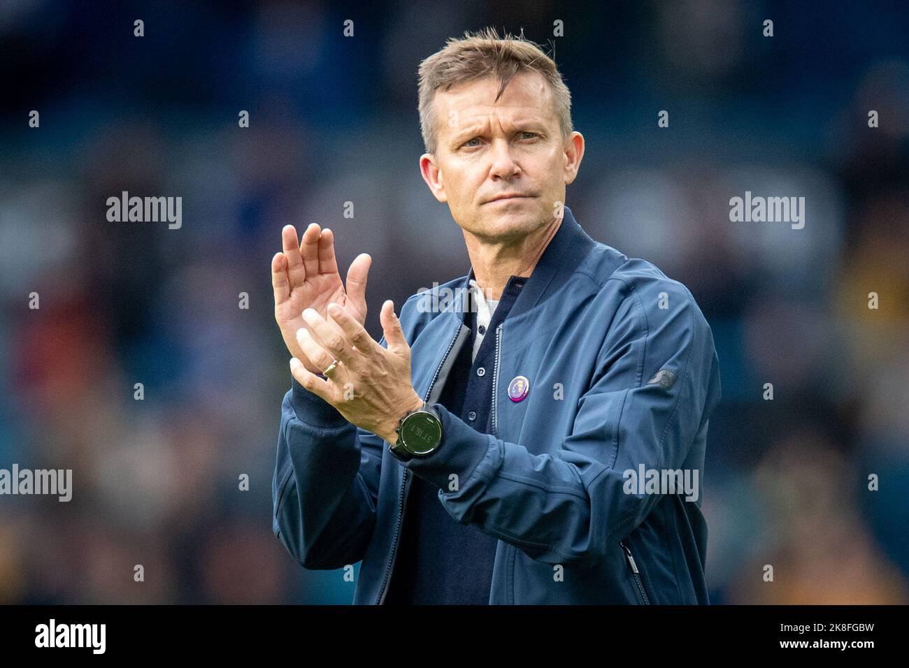 Jesse Marsch, manager di Leeds United, si applaude ai tifosi a tempo pieno dopo la partita della Premier League Leeds United vs Fulham a Elland Road, Leeds, Regno Unito, 23rd ottobre 2022 (Foto di James Heaton/News Images) Foto Stock