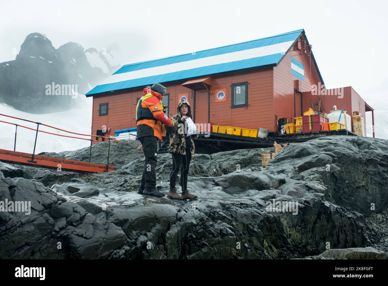 Un leader della nave da crociera discute la procedura di atterraggio all'Antartico Argentino - base Brown in Paradise Harbour Foto Stock