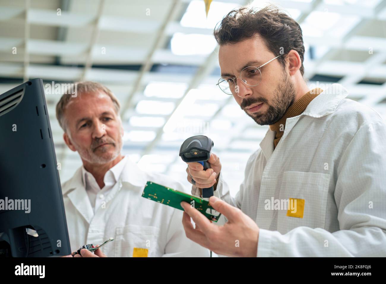 Scheda di circuito di scansione ingegneristica con scanner per codici a barre nell'industria Foto Stock