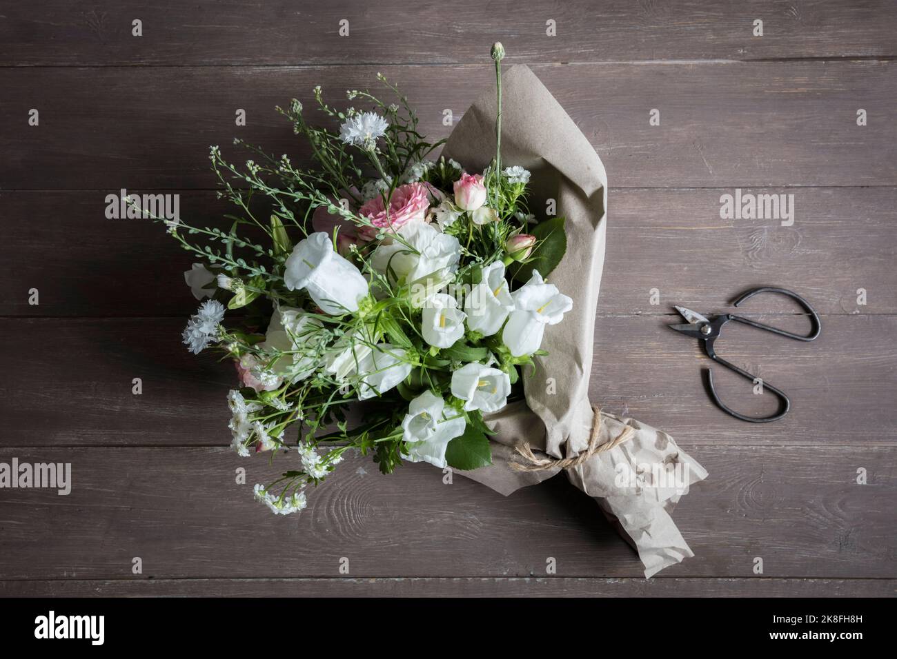 Bouquet di vari fiori recisi di fresco giacenti su superficie di legno Foto Stock