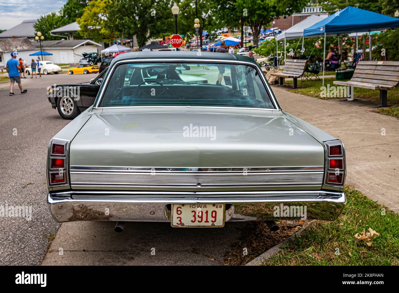 Des Moines, IA - 01 luglio 2022: Vista posteriore in prospettiva alta di una berlina 2 porte Plymouth Valiant Signet 1968 in un salone automobilistico locale. Foto Stock