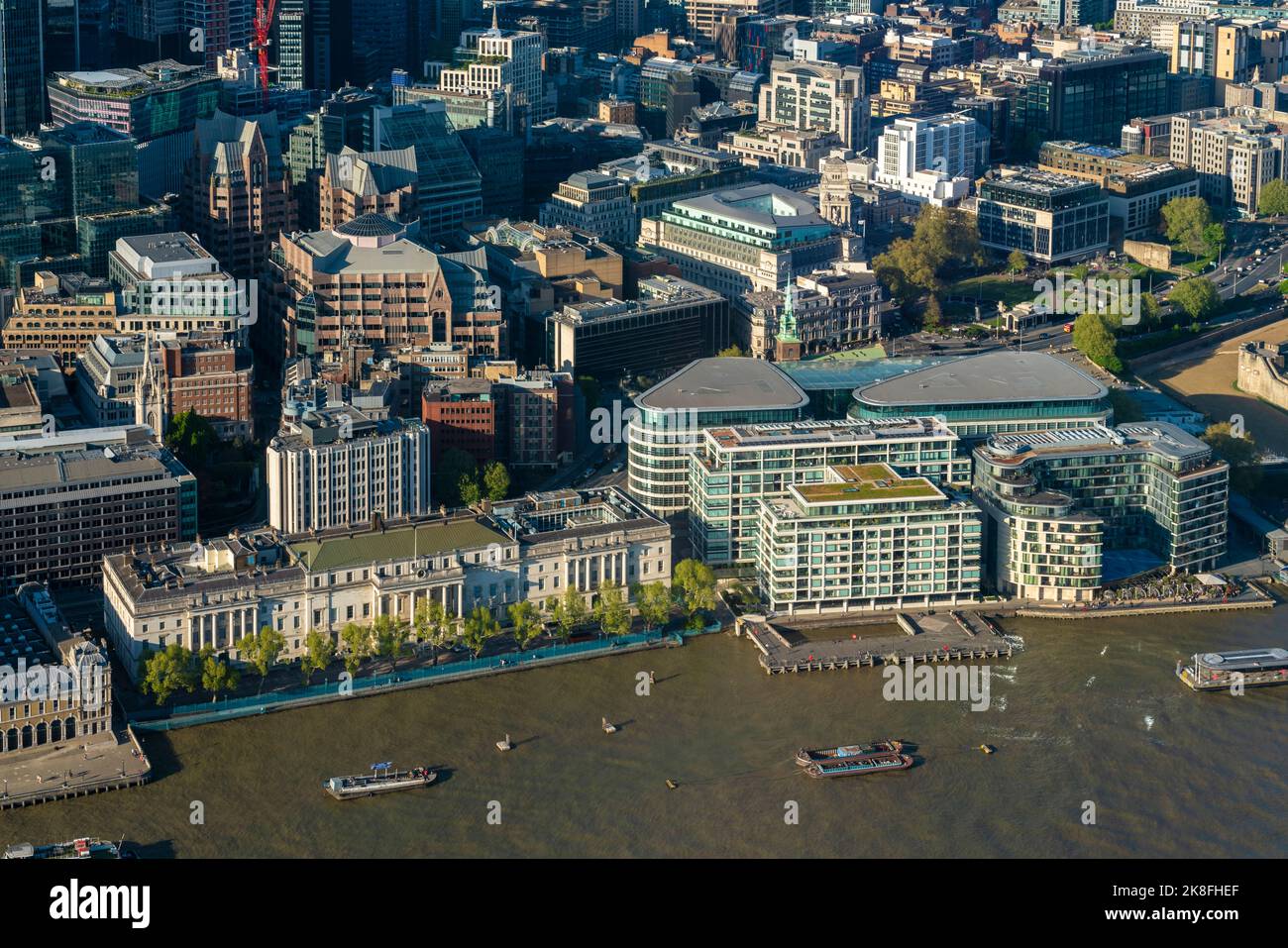Regno Unito, Inghilterra, Londra, vista rialzata degli edifici lungo il Tamigi Foto Stock