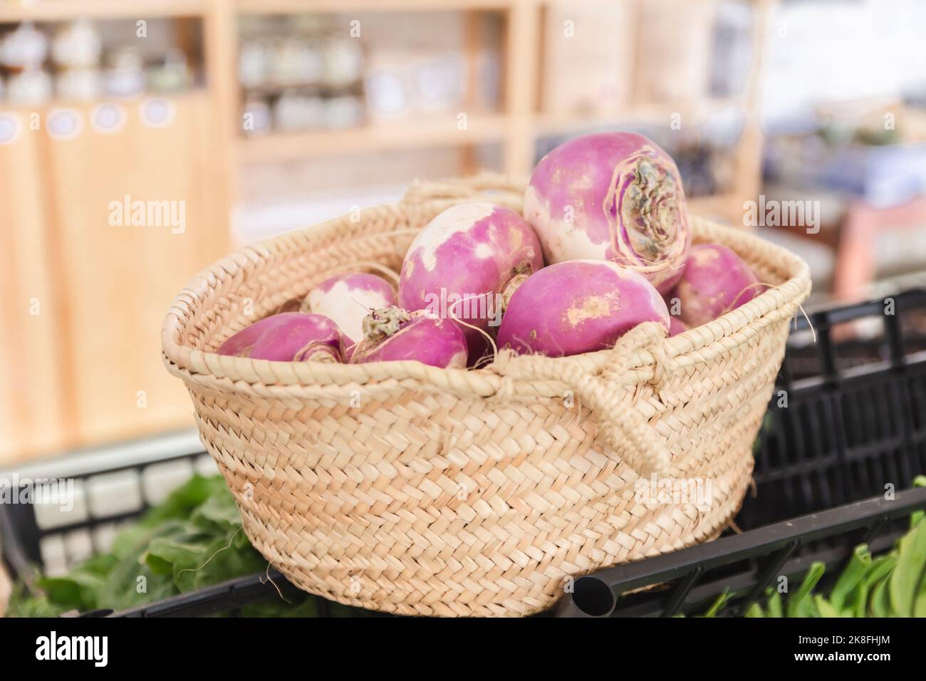 Cestino in vimini con rutabaga fresca nel negozio di fruttivendolo Foto Stock