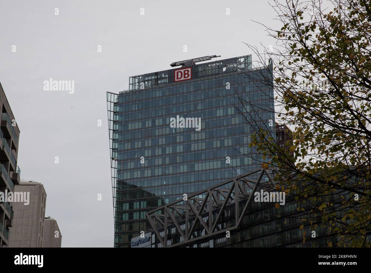 Berlino, Germania. 23rd Ott 2022. Costruzione della Deutsche Bahn, DB, a Berlino, a Potsdamer Platz. Bahn ha citato in giudizio per sorveglianza illegale. D.B. di Deutsche Bahn L'app Navigator raccoglie i dati dell'utente senza il consenso. L'organizzazione per i diritti civili DigitalCourage ha quindi intentato una causa. (Credit Image: © Michael Kuenne/PRESSCOV via ZUMA Press Wire) Foto Stock