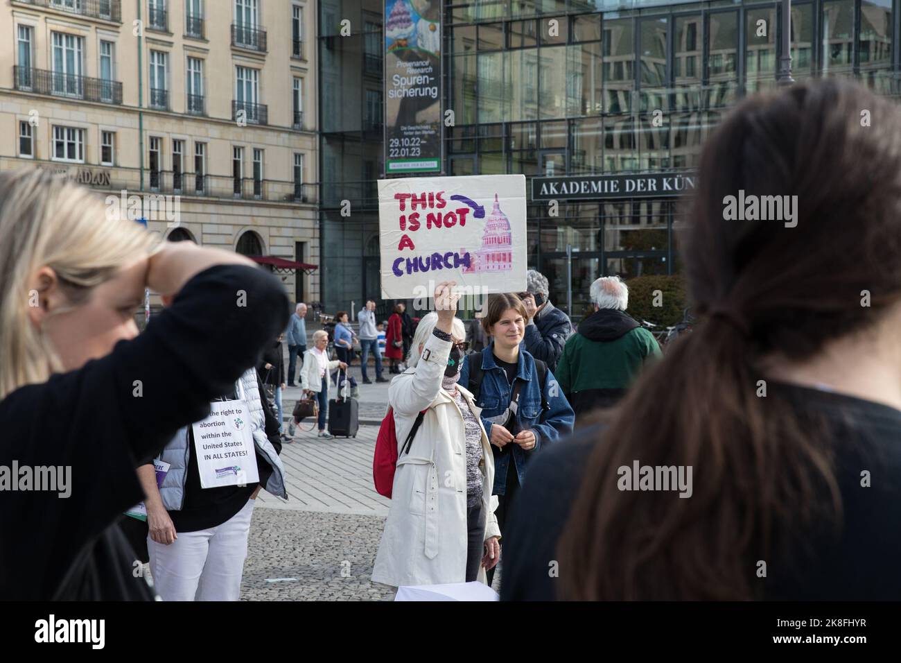 Berlino, Germania. 23rd Ott 2022. In un rally di fronte alla porta di Brandeburgo a Berlino, la gente tiene segni che protestano contro le leggi sull'aborto negli Stati Uniti il mio corpo, la mia scelta, è scritto su poster. (Credit Image: © Michael Kuenne/PRESSCOV via ZUMA Press Wire) Foto Stock