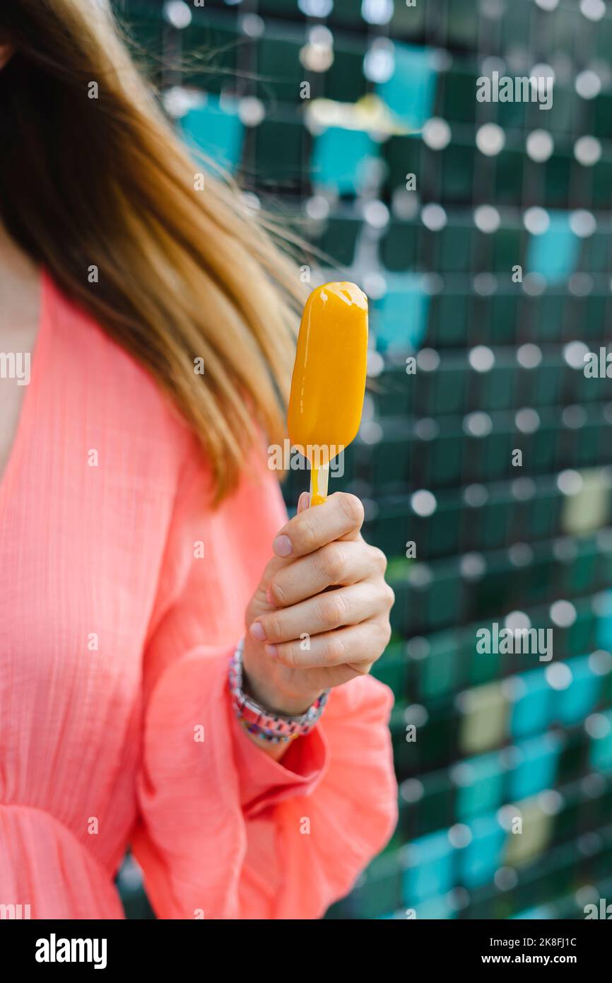 Mano di donna che tiene gelato Foto Stock