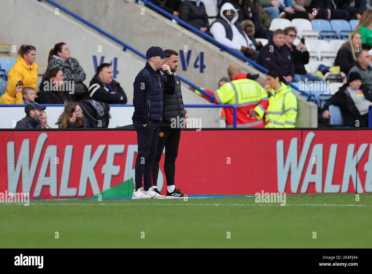 Leicester, Regno Unito. 23rd Ott 2022. Leicester, Inghilterra, 23rd 2022 ottobre: Marc Skinner (Manchester United Women Head Coach) (a sinistra) guarda durante il gioco della Super League delle donne fa di Barclays tra Leicester City e Manchester United al King Power Stadium di Leicester, Inghilterra. (James Holyoak/SPP) Credit: SPP Sport Press Photo. /Alamy Live News Foto Stock