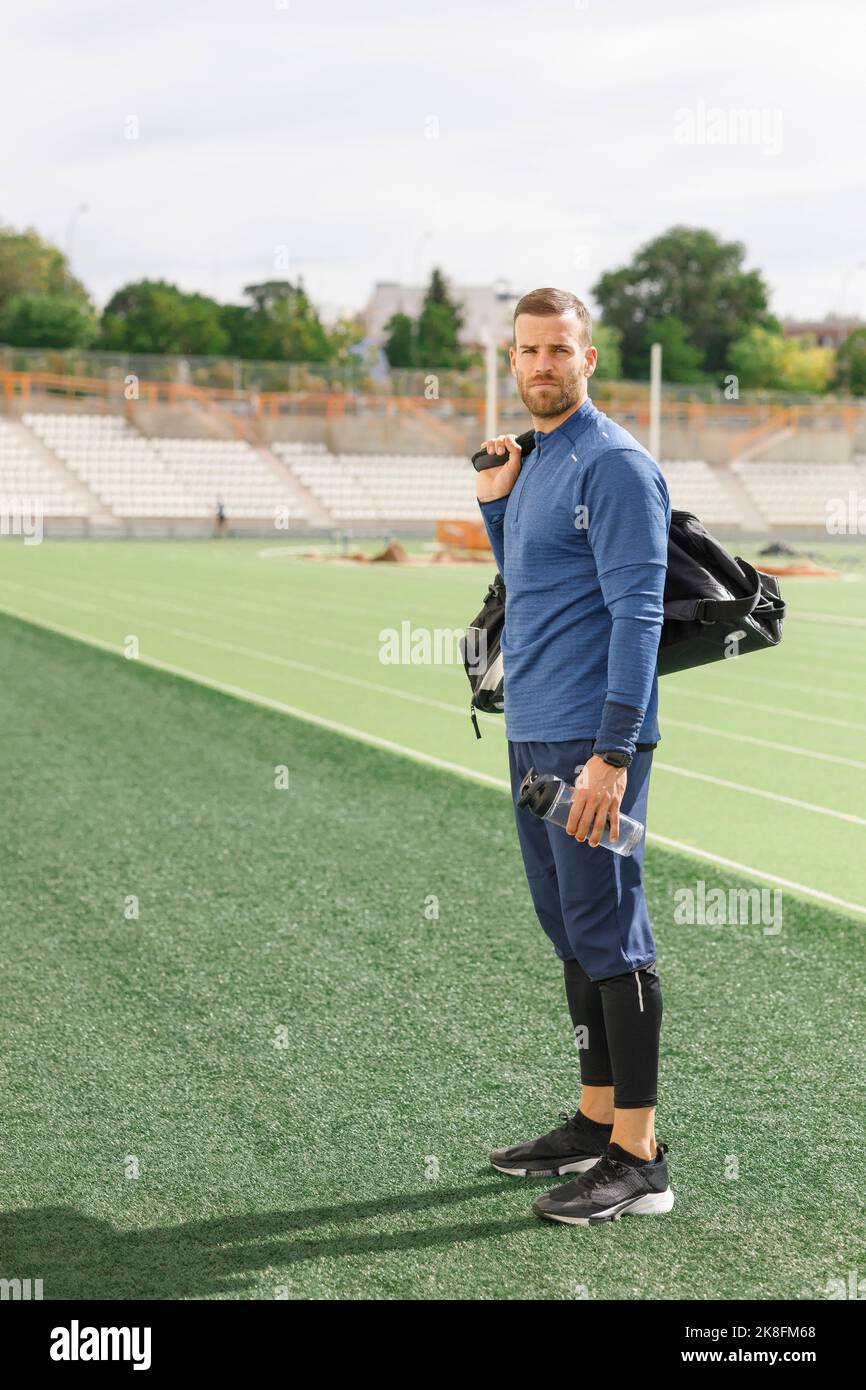 Atleta in piedi sul campo sportivo Foto Stock