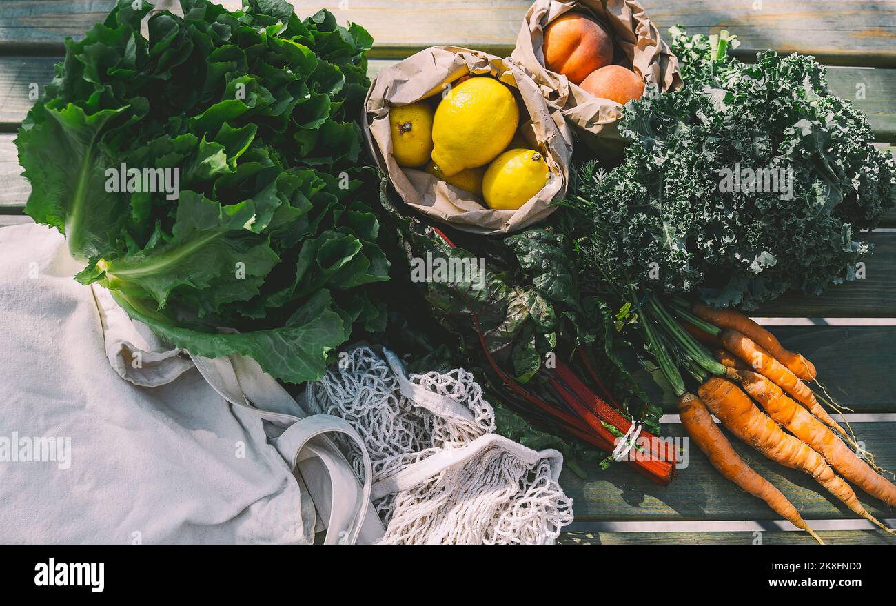 Frutta e verdura fresca biologica su tavola di legno Foto Stock