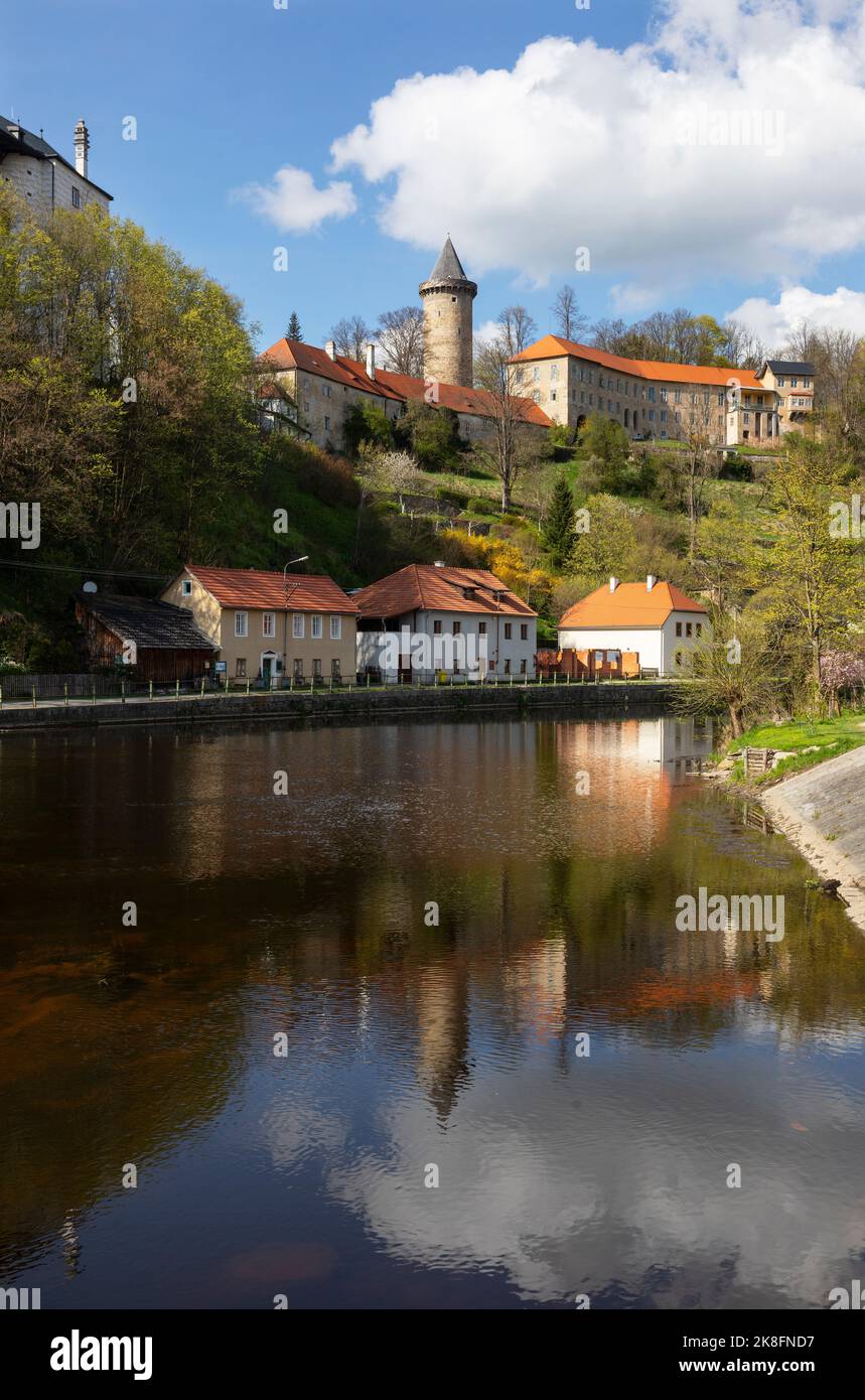 Repubblica Ceca, Boemia Meridionale, Rozmberk nad Vltavou, canale del fiume Moldava con case sullo sfondo Foto Stock