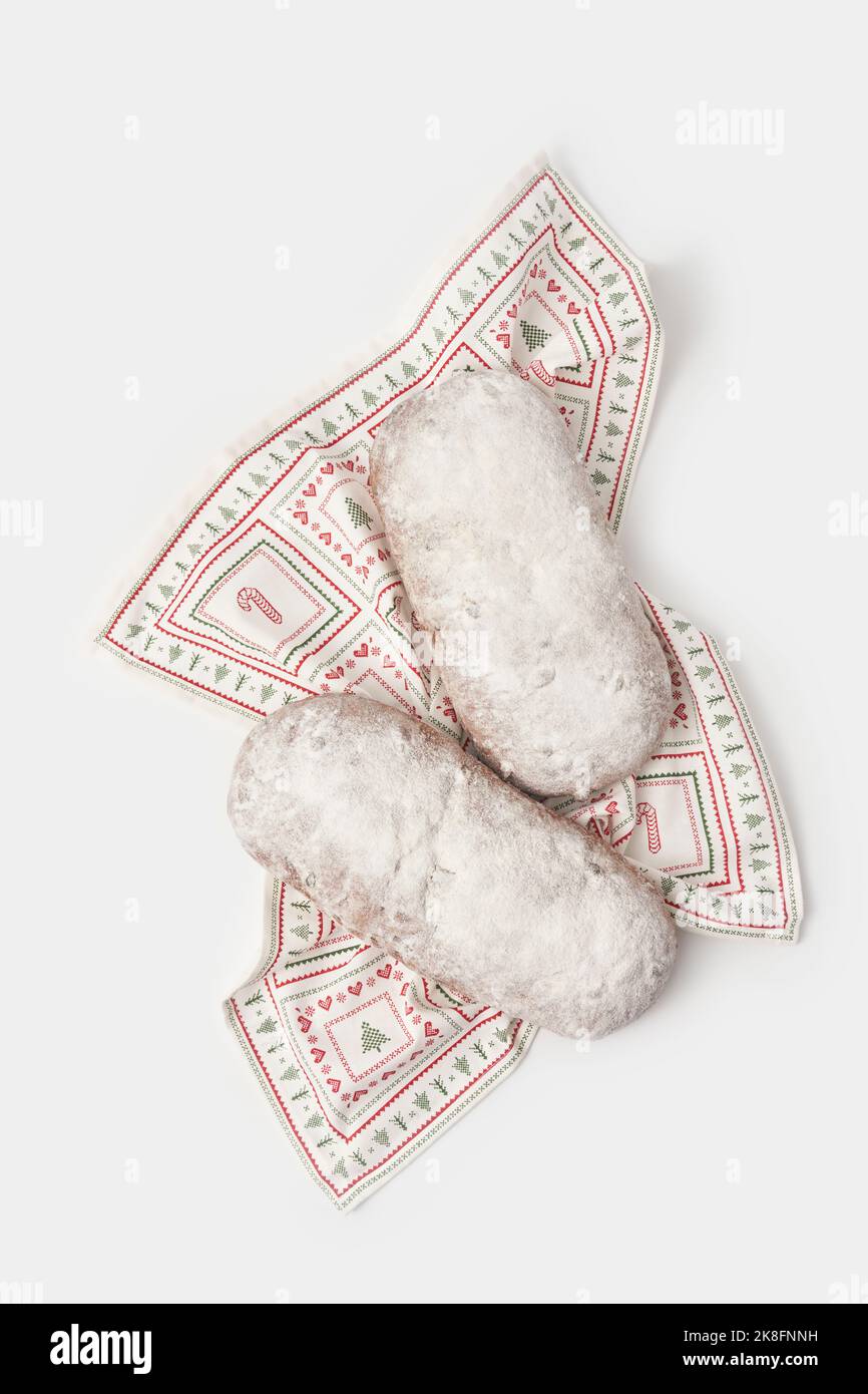 Set di dolci stollen di Natale con zucchero a velo su tovagliolo da tavola su sfondo bianco Foto Stock