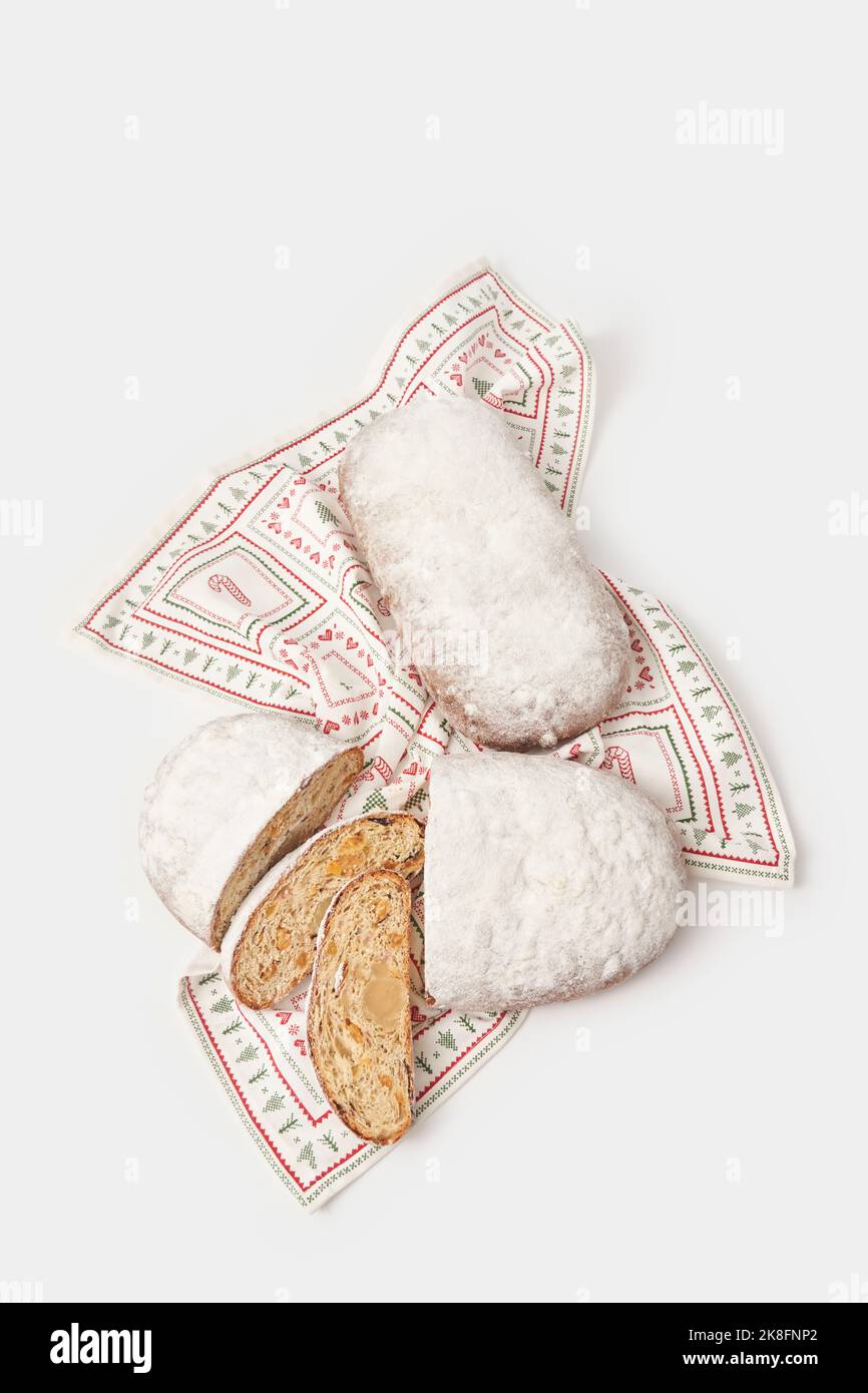 Torte stollen di Natale appena sfornate sul tovagliolo da tavolo su sfondo bianco Foto Stock