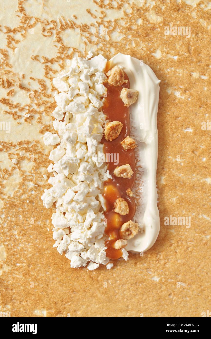 Crepe con ripieno di formaggio di ricotta con caramello e crema Foto Stock