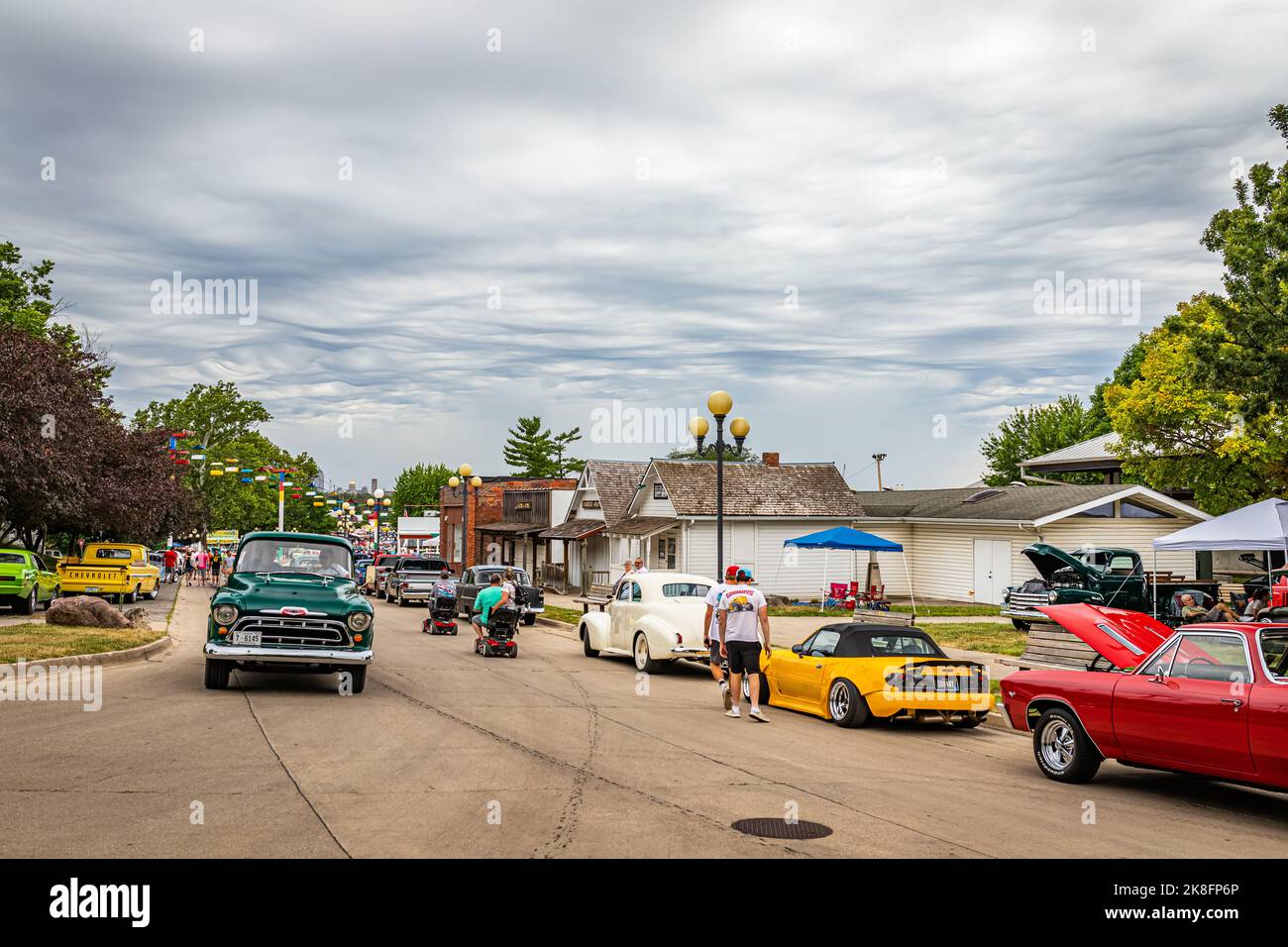 Des Moines, IA - 01 luglio 2022: Vista grandangolare delle auto d'epoca parcheggiate in una fiera automobilistica locale. Foto Stock
