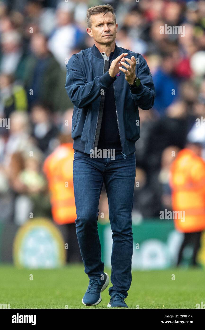 Jesse Marsch, manager di Leeds United, si applaude ai tifosi a tempo pieno dopo la partita della Premier League Leeds United vs Fulham a Elland Road, Leeds, Regno Unito, 23rd ottobre 2022 (Foto di James Heaton/News Images) Foto Stock