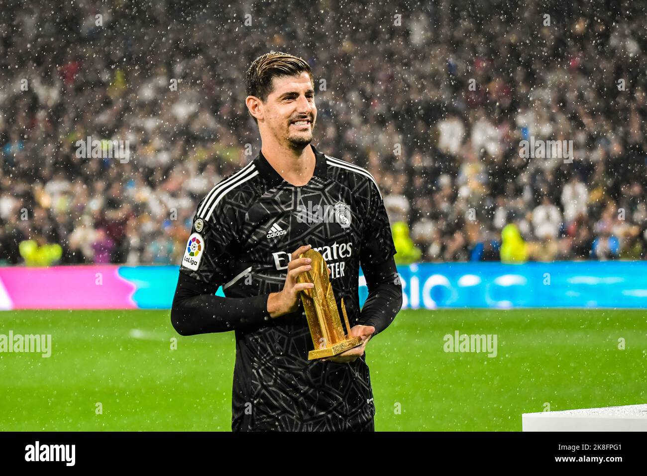 MADRID, SPAGNA - 22 OTTOBRE: Thibaut Courtois del Real Madrid CF durante la partita tra Real Madrid CF e Sevilla CF della Liga Santander il 22 ottobre 2022 a Santiago Bernabeu di Madrid, Spagna. (Foto di Samuel Carreño/PxImages) Foto Stock