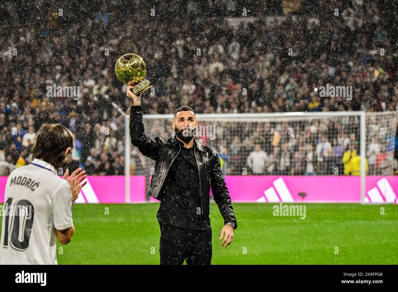 MADRID, SPAGNA - 22 OTTOBRE: Karim Benzema del Real Madrid CF durante la partita tra Real Madrid CF e Sevilla CF di la Liga Santander il 22 ottobre 2022 a Santiago Bernabeu di Madrid, Spagna. (Foto di Samuel Carreño/PxImages) Foto Stock