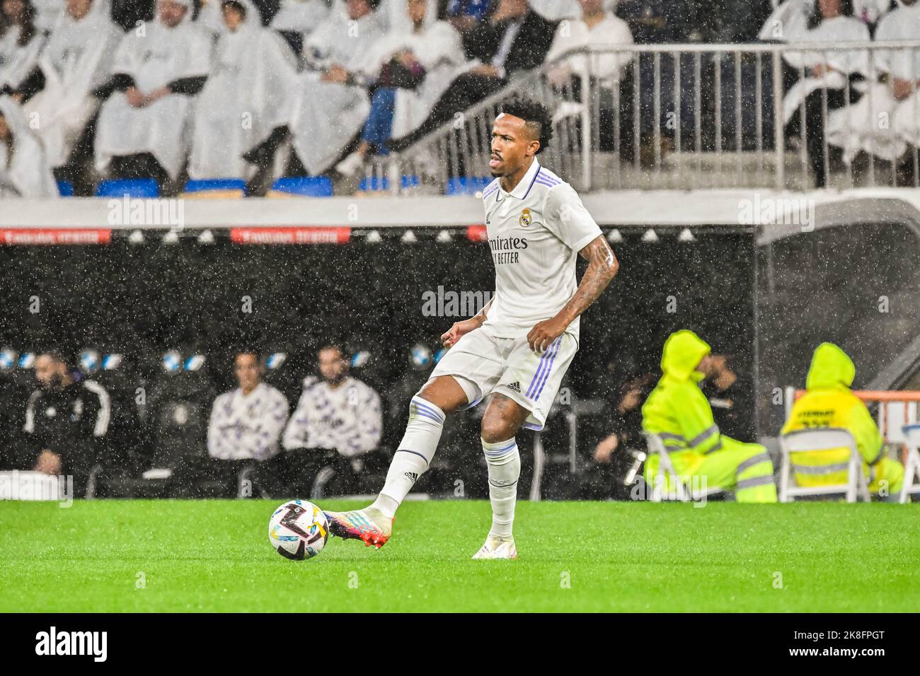 MADRID, SPAGNA - 22 OTTOBRE: Éder Militao del Real Madrid CF durante la partita tra Real Madrid CF e Sevilla CF della Liga Santander il 22 ottobre 2022 a Santiago Bernabeu di Madrid, Spagna. (Foto di Samuel Carreño/PxImages) Foto Stock