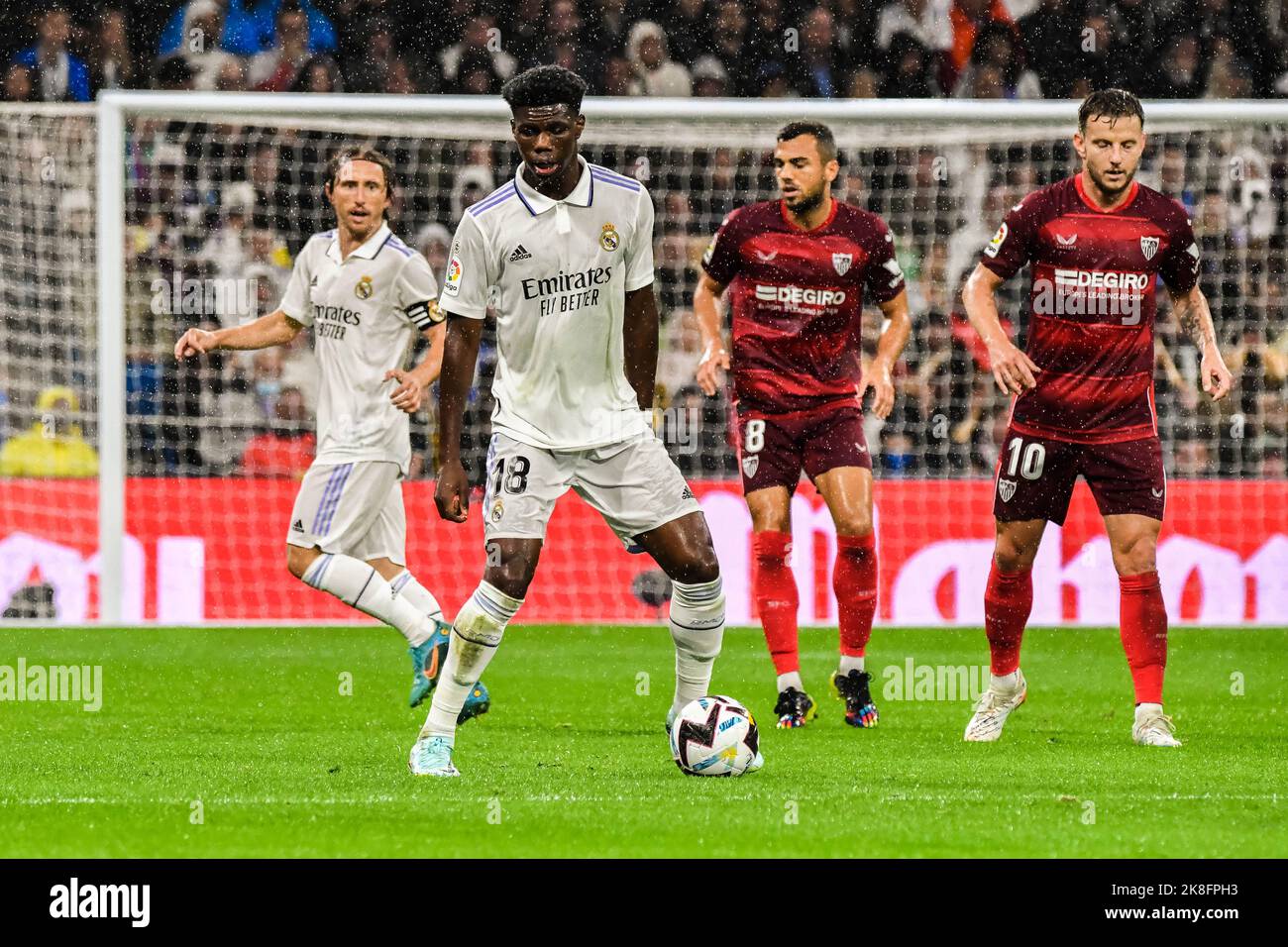 MADRID, SPAGNA - 22 OTTOBRE: Aurélien Tchouameni del Real Madrid CF durante la partita tra Real Madrid CF e Sevilla CF della Liga Santander il 22 ottobre 2022 a Santiago Bernabeu di Madrid, Spagna. (Foto di Samuel Carreño/PxImages) Foto Stock