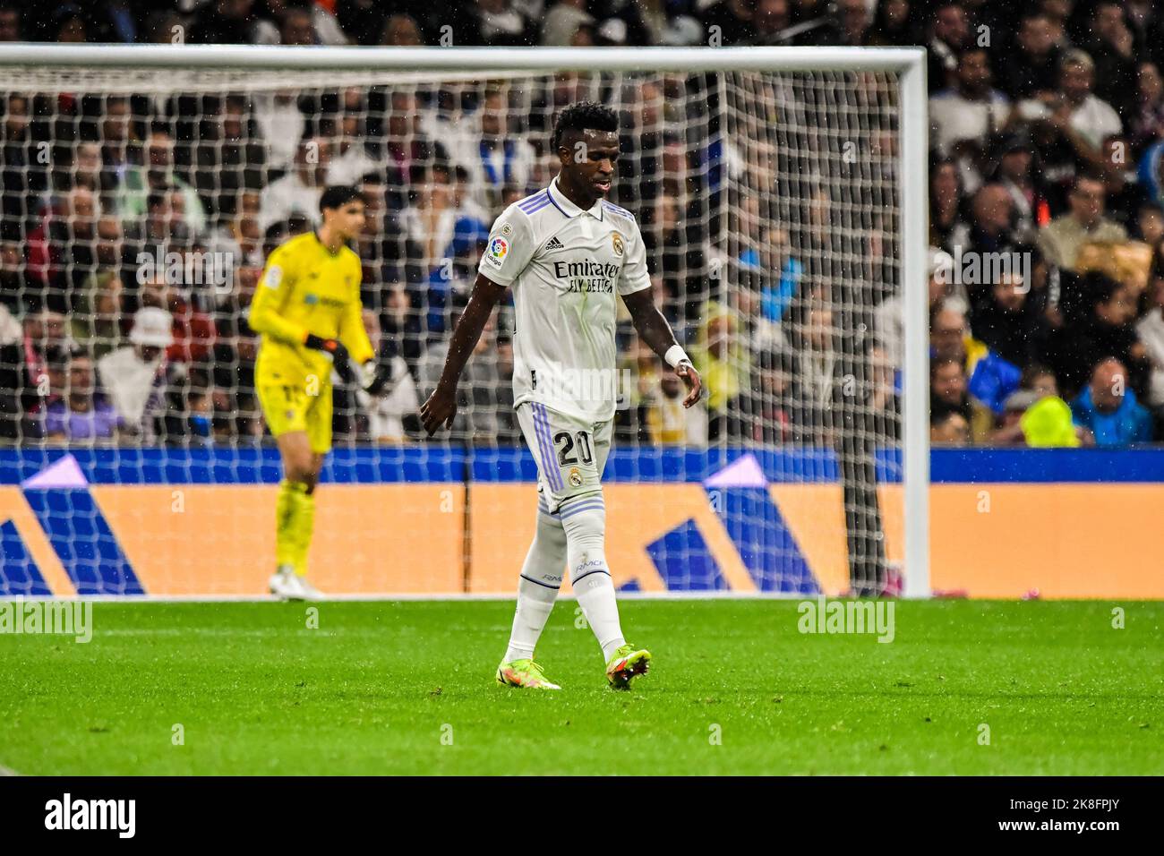 MADRID, SPAGNA - 22 OTTOBRE: Vinicius Junior del Real Madrid CF durante la partita tra Real Madrid CF e Sevilla CF della Liga Santander il 22 ottobre 2022 a Santiago Bernabeu di Madrid, Spagna. (Foto di Samuel Carreño/PxImages) Foto Stock
