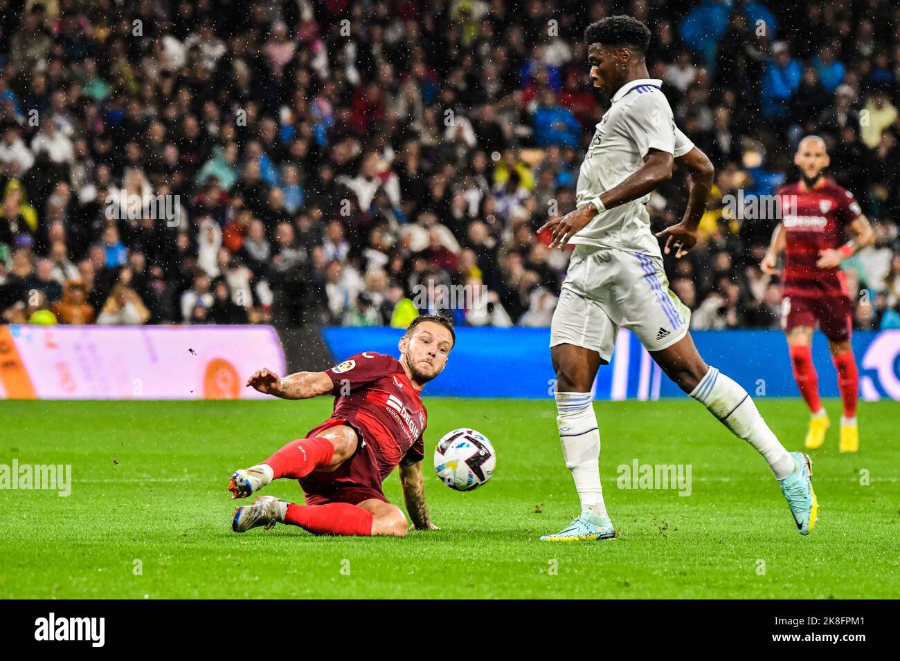 MADRID, SPAGNA - 22 OTTOBRE: Aurélien Tchouameni del Real Madrid CF durante la partita tra Real Madrid CF e Sevilla CF della Liga Santander il 22 ottobre 2022 a Santiago Bernabeu di Madrid, Spagna. (Foto di Samuel Carreño/PxImages) Foto Stock