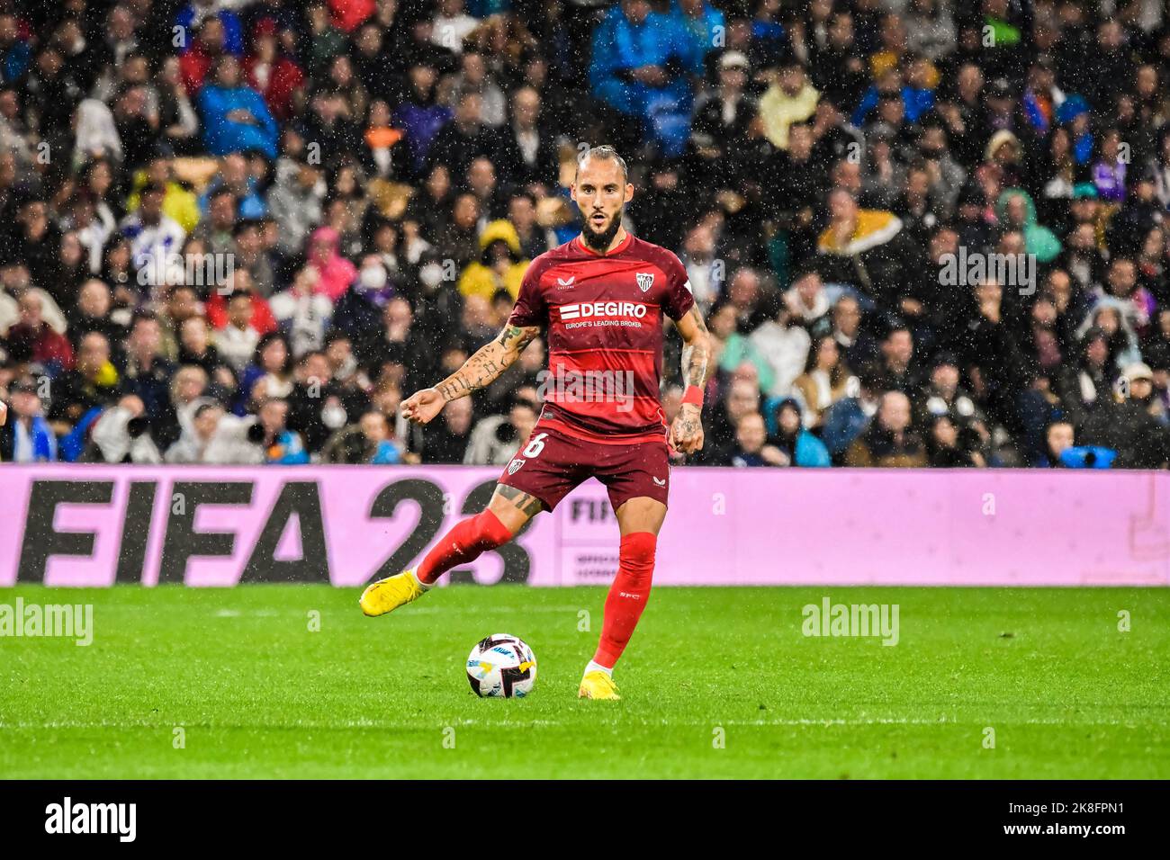 MADRID, SPAGNA - 22 OTTOBRE: Nemanja Gudelj di Siviglia CF durante la partita tra Real Madrid CF e Sevilla CF di la Liga Santander il 22 ottobre 2022 a Santiago Bernabeu di Madrid, Spagna. (Foto di Samuel Carreño/PxImages) Foto Stock