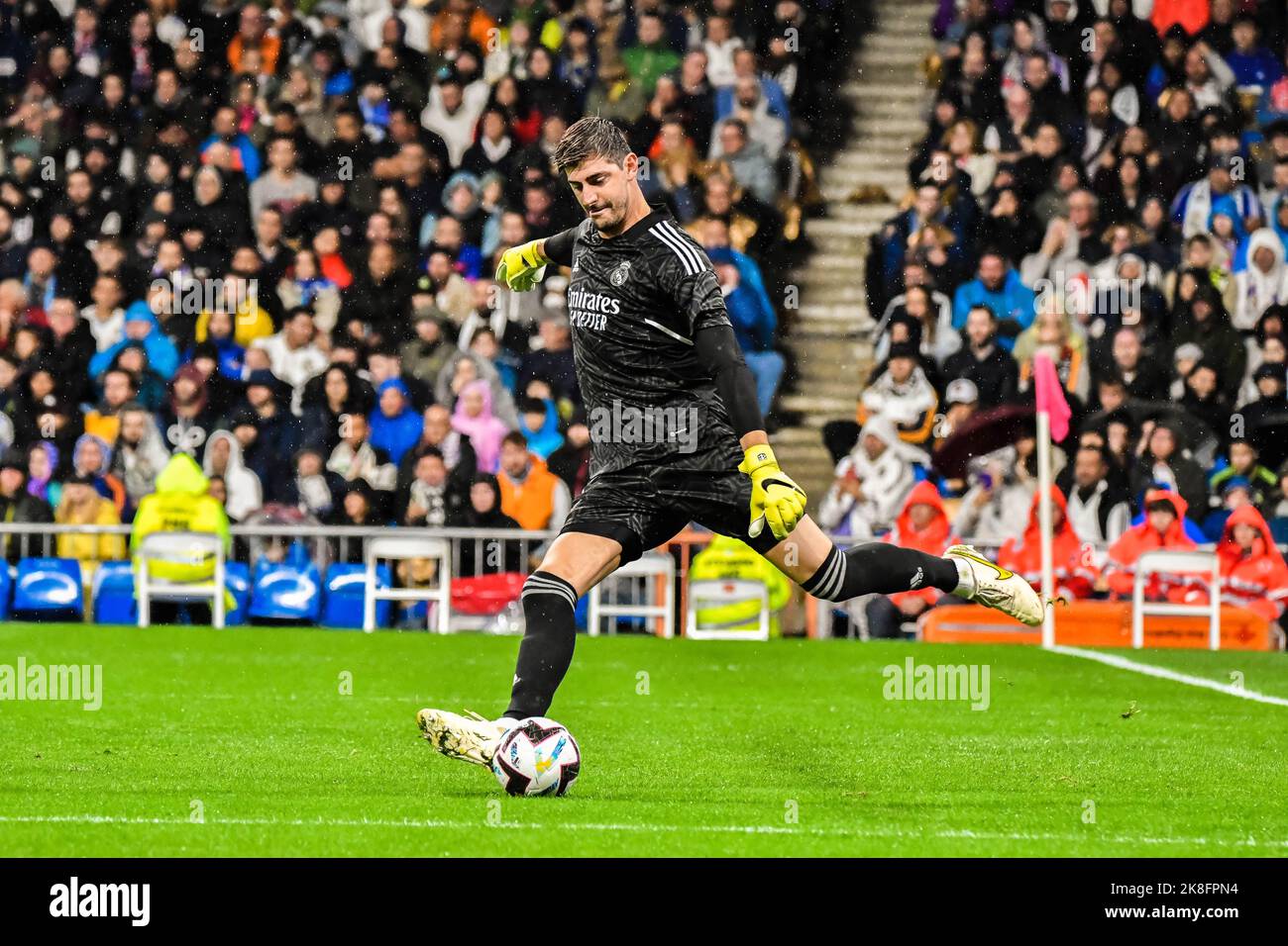 MADRID, SPAGNA - 22 OTTOBRE: Thibaut Courtois del Real Madrid CF durante la partita tra Real Madrid CF e Sevilla CF della Liga Santander il 22 ottobre 2022 a Santiago Bernabeu di Madrid, Spagna. (Foto di Samuel Carreño/PxImages) Foto Stock