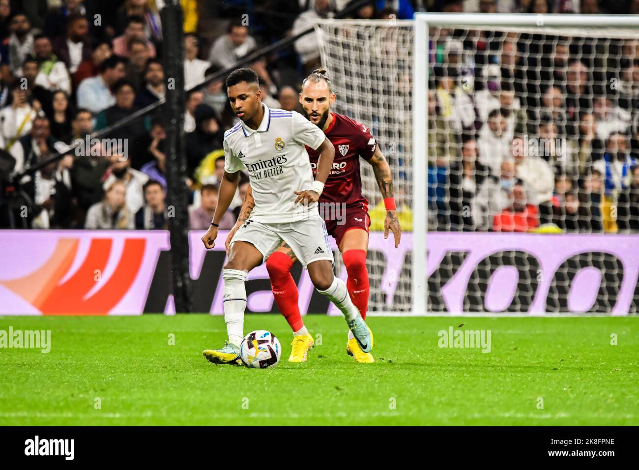 MADRID, SPAGNA - 22 OTTOBRE: Rodrygo del Real Madrid CF durante la partita tra Real Madrid CF e Sevilla CF di la Liga Santander il 22 ottobre 2022 a Santiago Bernabeu di Madrid, Spagna. (Foto di Samuel Carreño/PxImages) Foto Stock
