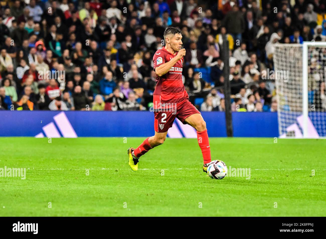 MADRID, SPAGNA - 22 OTTOBRE: Gonzalo Montiel di Siviglia CF durante la partita tra Real Madrid CF e Sevilla CF di la Liga Santander il 22 ottobre 2022 a Santiago Bernabeu di Madrid, Spagna. (Foto di Samuel Carreño/PxImages) Foto Stock