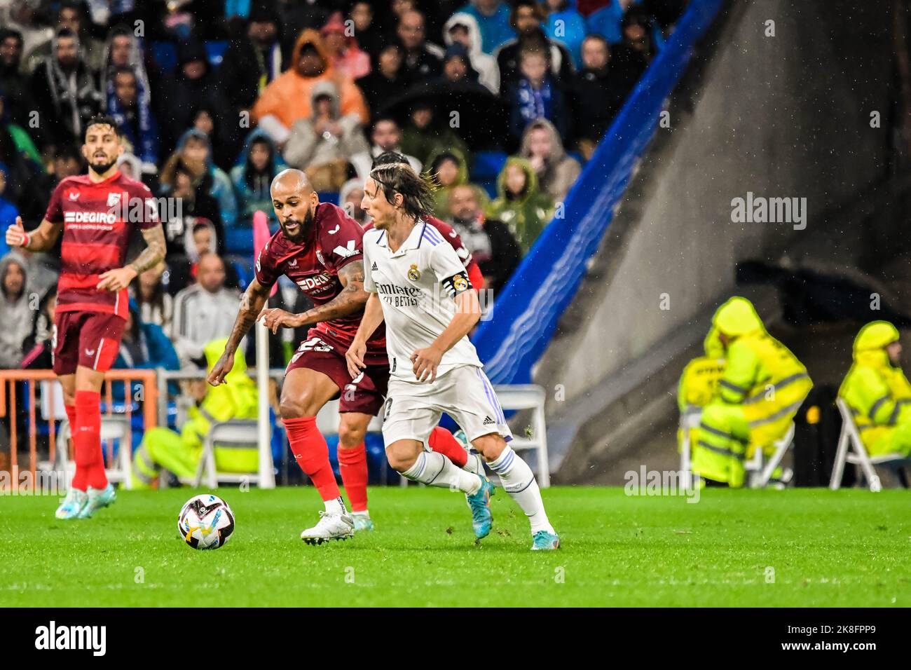 MADRID, SPAGNA - 22 OTTOBRE: Luka Modric del Real Madrid CF durante la partita tra Real Madrid CF e Sevilla CF della Liga Santander il 22 ottobre 2022 a Santiago Bernabeu di Madrid, Spagna. (Foto di Samuel Carreño/PxImages) Foto Stock