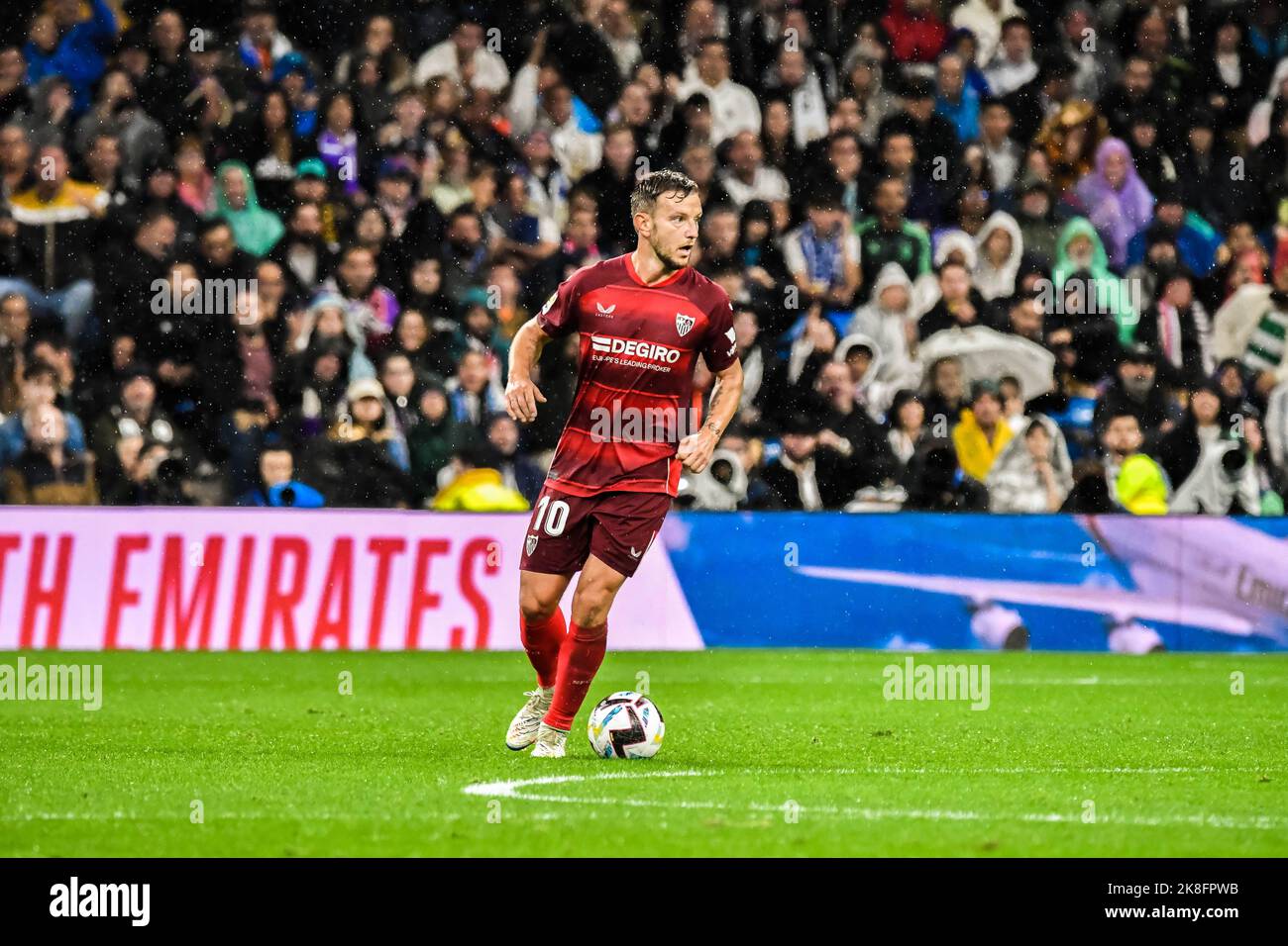 MADRID, SPAGNA - 22 OTTOBRE: Ivan Rakitic di Siviglia CF durante la partita tra Real Madrid CF e Sevilla CF di la Liga Santander il 22 ottobre 2022 a Santiago Bernabeu di Madrid, Spagna. (Foto di Samuel Carreño/PxImages) Foto Stock