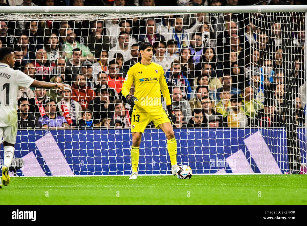 MADRID, SPAGNA - 22 OTTOBRE: Bono di Siviglia CF durante la partita tra Real Madrid CF e Sevilla CF di la Liga Santander il 22 ottobre 2022 a Santiago Bernabeu di Madrid, Spagna. (Foto di Samuel Carreño/PxImages) Foto Stock