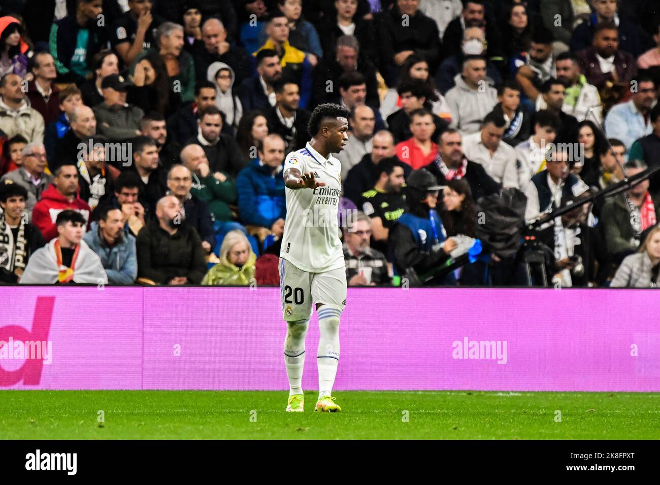 MADRID, SPAGNA - 22 OTTOBRE: Vinicius Junior del Real Madrid CF durante la partita tra Real Madrid CF e Sevilla CF della Liga Santander il 22 ottobre 2022 a Santiago Bernabeu di Madrid, Spagna. (Foto di Samuel Carreño/PxImages) Foto Stock