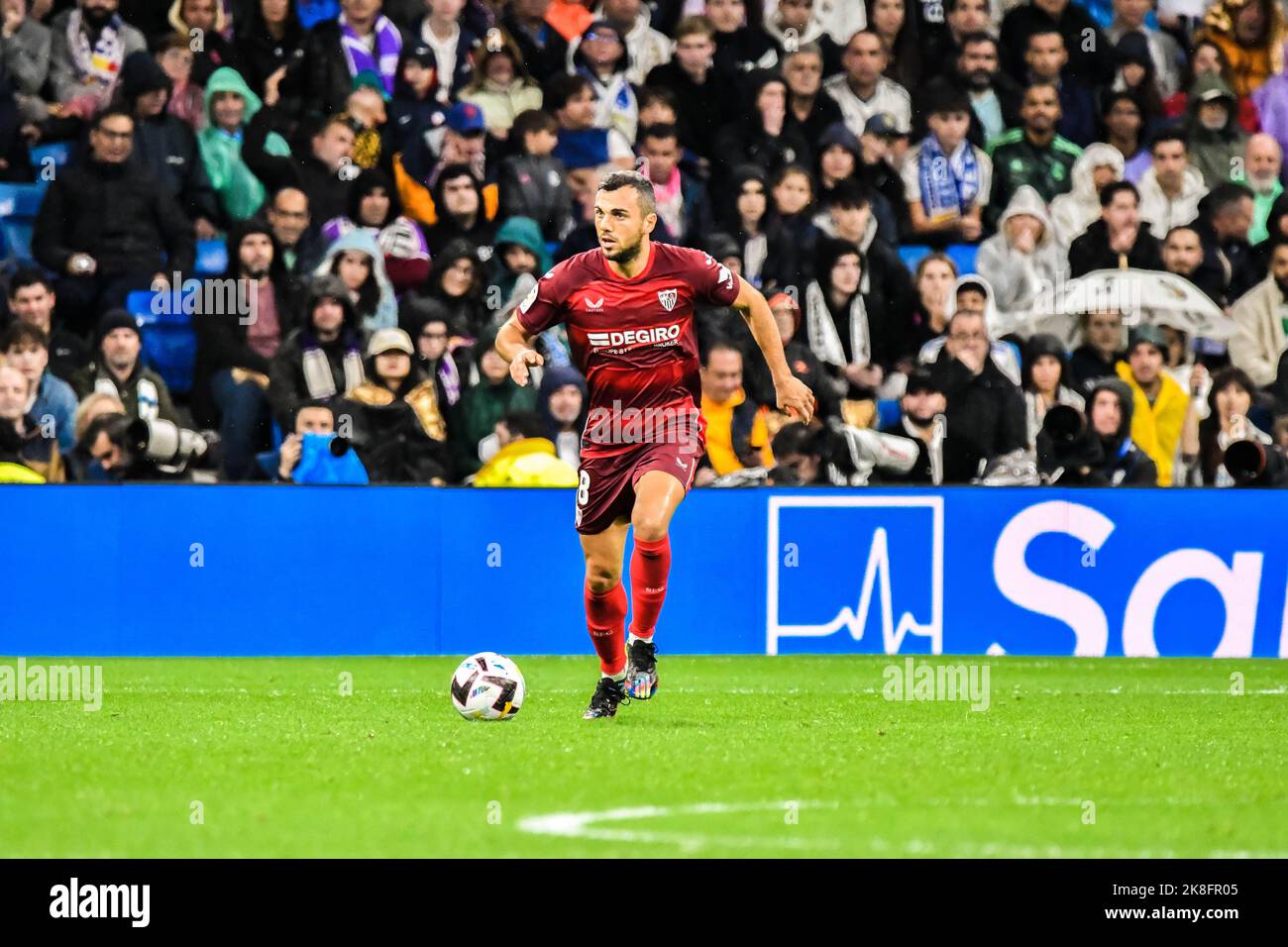 MADRID, SPAGNA - 22 OTTOBRE: Joan Jorda di Siviglia CF durante la partita tra Real Madrid CF e Sevilla CF di la Liga Santander il 22 ottobre 2022 a Santiago Bernabeu di Madrid, Spagna. (Foto di Samuel Carreño/PxImages) Foto Stock