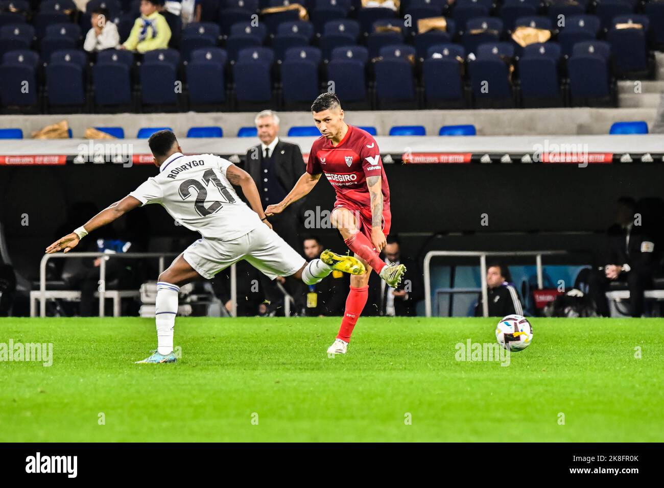 MADRID, SPAGNA - 22 OTTOBRE: Gonzalo Montiel di Siviglia CF durante la partita tra Real Madrid CF e Sevilla CF di la Liga Santander il 22 ottobre 2022 a Santiago Bernabeu di Madrid, Spagna. (Foto di Samuel Carreño/PxImages) Foto Stock