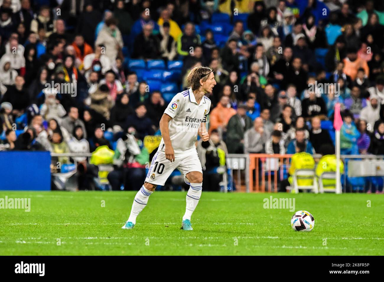 MADRID, SPAGNA - 22 OTTOBRE: Luka Modric del Real Madrid CF durante la partita tra Real Madrid CF e Sevilla CF della Liga Santander il 22 ottobre 2022 a Santiago Bernabeu di Madrid, Spagna. (Foto di Samuel Carreño/PxImages) Foto Stock