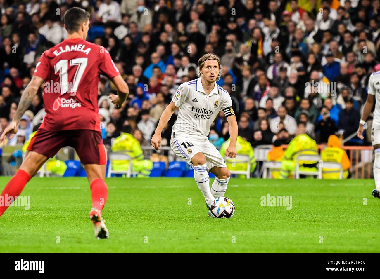MADRID, SPAGNA - 22 OTTOBRE: Luka Modric del Real Madrid CF durante la partita tra Real Madrid CF e Sevilla CF della Liga Santander il 22 ottobre 2022 a Santiago Bernabeu di Madrid, Spagna. (Foto di Samuel Carreño/PxImages) Foto Stock